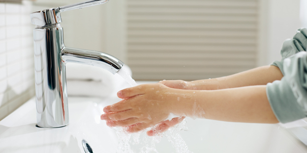 Understanding the Difference Between Touchless and Traditional Fixtures 